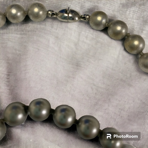 Vintage Monet Signed Gray Faux Pearl Necklace 14” - Picture 4 of 4